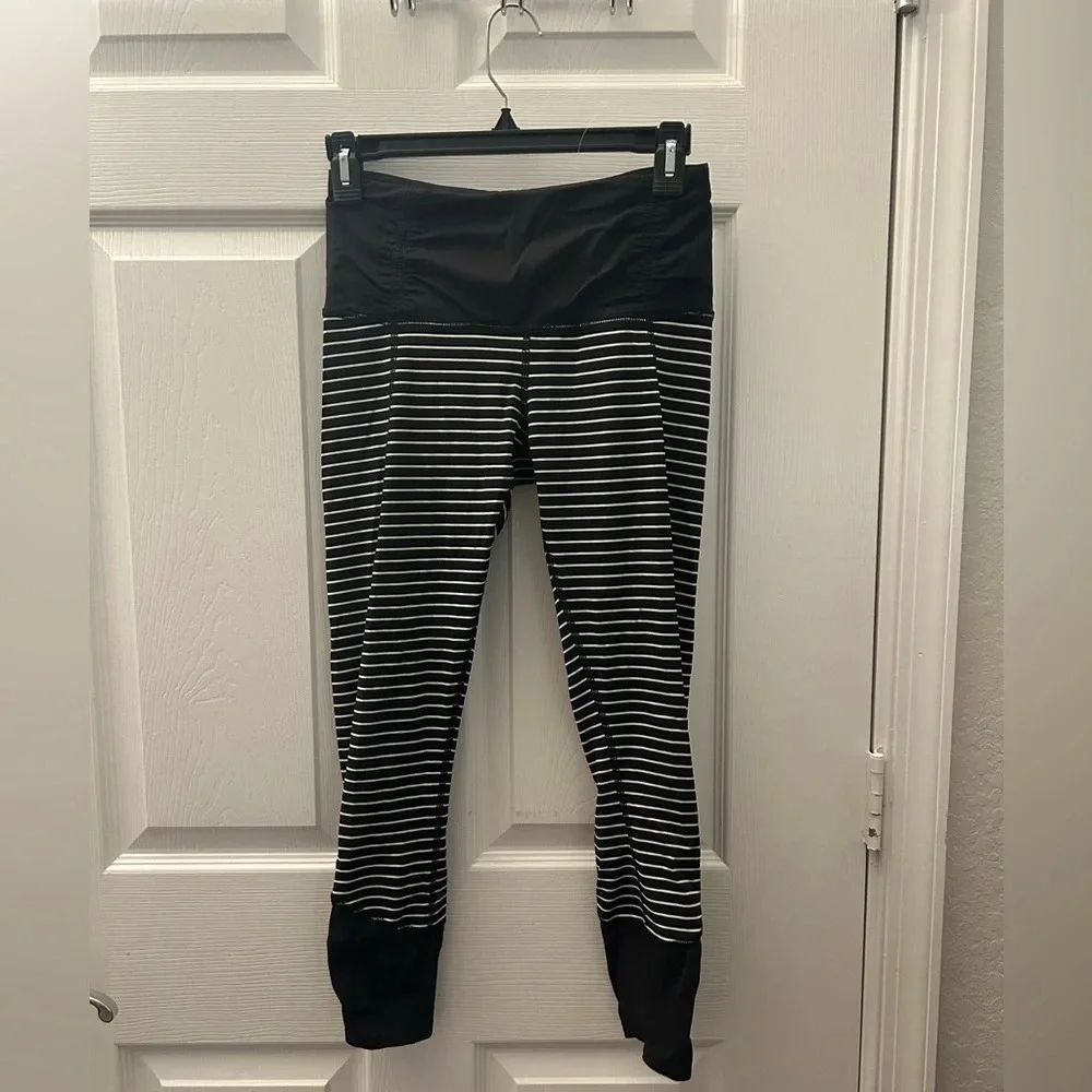 ! Lululemon Run day Crops Size 4 stripped black and white